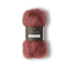 Isager Silk Mohair 69 er en smuk, mørk gammelrosa nuance knækket let over mød vinrød