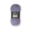 Isager Soft Fine farve 12 – en smuk lavendellilla nuance, der tilfører et strejf af elegance og ro til dine strikkeprojekter. Det let børstede garn i alpaka, silke og yak har en blød, luftig tekstur, perfekt til feminine sweatre, sjaler og lette cardigans.