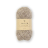 Isager Soft Fine farve E6s – en smuk, naturlig lysebrun nuance, helt ufarvet for at bevare uldens autentiske spil. Det bløde og luftige garn i alpaka, silke og yak har en let børstet tekstur, perfekt til varme sweatre, sjaler og tidløse cardigans.