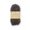 Isager Soft Fine farve E4s – en smuk, mørkegrå nuance med naturlige, gråbrune undertoner, skabt uden farvning for at bevare uldens autentiske spil. Det bløde og luftige garn i alpaka, silke og yak har en let børstet tekstur, perfekt til elegante sweatre, sjaler og cardigans.