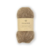 Isager Soft Fine farve E7s – en smuk, naturlig mellembrun nuance med et varmt camel-brunt skær. Denne ufarvede variant lader uldens autentiske spil træde frem. Det bløde og luftige garn i alpaka, silke og yak har en let børstet tekstur, perfekt til tidløse sweatre, sjaler og cardigans.