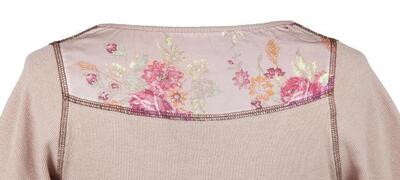 Skulderpartiet er på begge farver af den langærmede GardenGirl bluse prydet med Floral-mønsteret, som matcher Classic-kollektionen