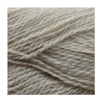 Isager Highland Wool Sand er en utrolig smuk, meleret sandgrå farve. Farven er lige anvendelig alene som sammen med andre nuancer af Isager Highland Wool.