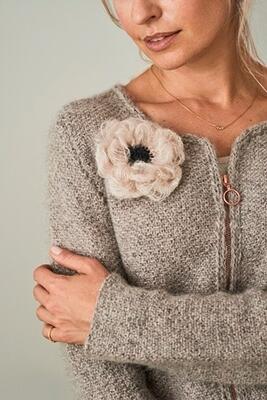 En strikket og broderet blomst til dekoration på dine fine trøjer.