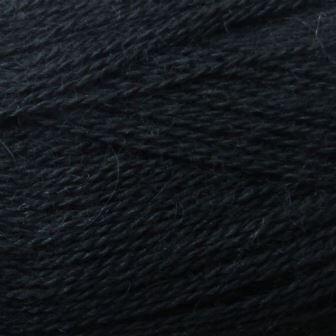Farve 30 fra Isager Alpaca 1 er klar og dyb sort.