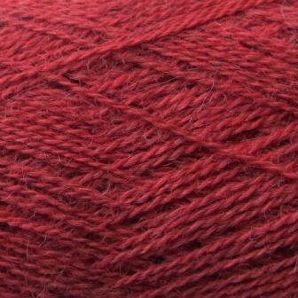 Farve 21 fra Isager Alpaca 1 er en nuanceret og varm murstensrød.