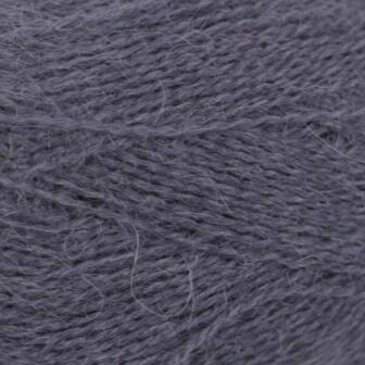 Farve 47 fra Isager Alpaca 1 er en fin nuance af varm grå.