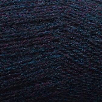 Midnight fra Isager Alpaca 1 har dybe nuancer af blå.