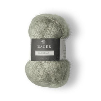 Der er et fint farvespil i Isager Silk Mohair 3s, som virker meget naturlig i sin mellemgrå nuance.