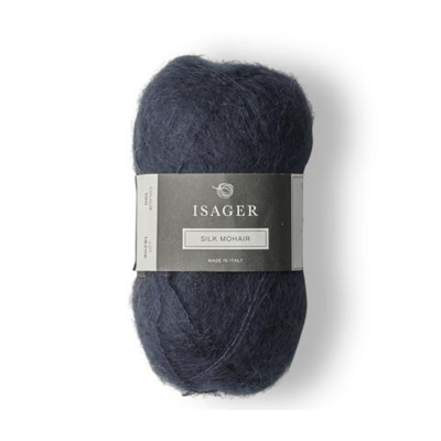 En klassisk marineblå silkemohair får du med denne Isager Silk Mohair 100. Forvent en meget smuk, dybblå nuance.