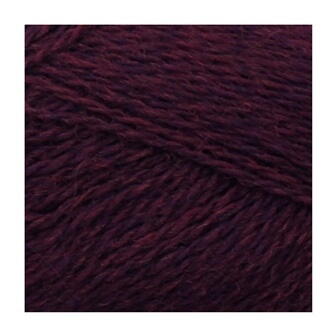 Isager Highland Wool Wine er en flot vinrød farve. Denne farve er en farve, der er smukt meleret med meget dybde.