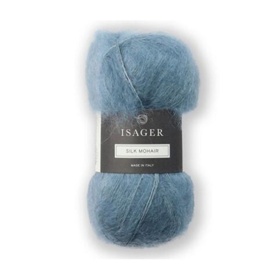 Isager Silk Mohair 11 Tordenblå er en 'knækket' blå nuance med en snert af grå. Som en blå tordensky.