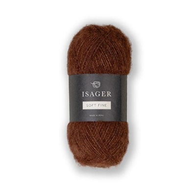 Isager Soft Fine farve 1. Smuk, varm rødbrun nuance inspireret af egernets pels. Det let børstede luksusgarn i alpaka, silke og yak giver et blødt og luftigt udtryk – perfekt til elegante sweatre, sjaler og accessories.