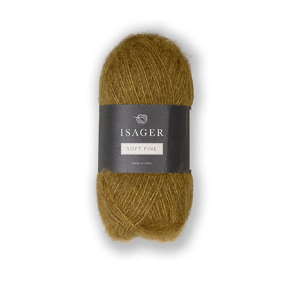 Isager Soft Fine farve 3 – en smuk gylden sennepsnuance, der tilfører varme og dybde til dine strikkeprojekter. Det let børstede luksusgarn i alpaka, silke og yak giver et blødt, luftigt udtryk og en elegant glans – perfekt til alt fra lette sweatre til fine sjaler.