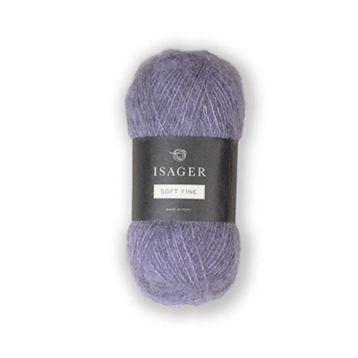 Isager Soft Fine farve 12 – en smuk lavendellilla nuance, der tilfører et strejf af elegance og ro til dine strikkeprojekter. Det let børstede garn i alpaka, silke og yak har en blød, luftig tekstur, perfekt til feminine sweatre, sjaler og lette cardigans.