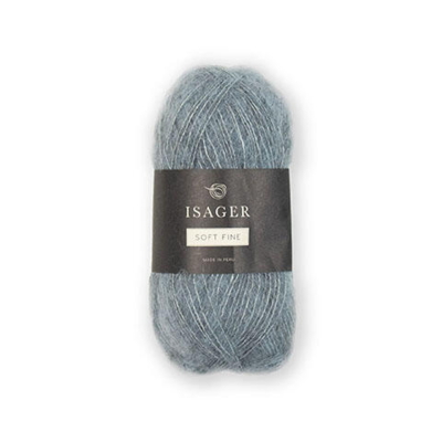 Isager Soft Fine farve 11 – en smuk, støvet dueblå nuance, der skaber et roligt og elegant udtryk i dine strikkeprojekter. Det bløde og luftige garn i alpaka, silke og yak tilfører et eksklusivt touch til alt fra lette sweatre til delikate sjaler.