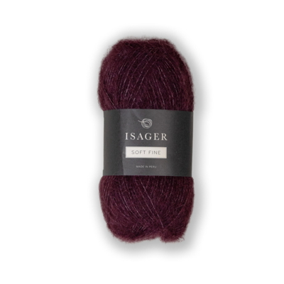 Isager Soft Fine farve 36 – en elegant, dyb bordeauxrød nuance, der tilfører varme og eksklusivitet til dine strikkeprojekter. Det bløde og luftige garn i alpaka, silke og yak giver en let børstet struktur, perfekt til stilfulde sweatre, sjaler og cardigans.