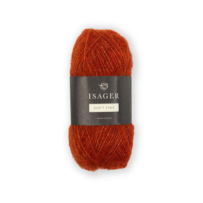 Isager Soft Fine farve 28 – en intens, glødende orangerød nuance, der tilfører varme og liv til dine strikkeprojekter. Det bløde og luftige garn i alpaka, silke og yak giver en eksklusiv følelse, perfekt til statement-sweatre, sjaler og accessories.