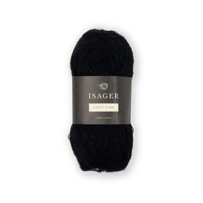 Isager Soft Fine farve 30 – en klassisk, dyb sort nuance, der giver dine strikkeprojekter et tidløst og elegant udtryk. Det luksuriøse garn i alpaka, silke og yak har en blød, let børstet tekstur, perfekt til stilrene sweatre, sjaler og accessories.