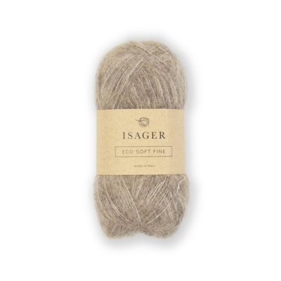 Isager Soft Fine farve E6s – en smuk, naturlig lysebrun nuance, helt ufarvet for at bevare uldens autentiske spil. Det bløde og luftige garn i alpaka, silke og yak har en let børstet tekstur, perfekt til varme sweatre, sjaler og tidløse cardigans.