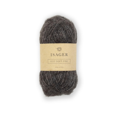 Isager Soft Fine farve E4s – en smuk, mørkegrå nuance med naturlige, gråbrune undertoner, skabt uden farvning for at bevare uldens autentiske spil. Det bløde og luftige garn i alpaka, silke og yak har en let børstet tekstur, perfekt til elegante sweatre, sjaler og cardigans.