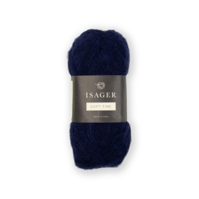 Isager Soft Fine farve 100 – en klassisk, dyb marineblå nuance, der tilføjer elegance og tidløshed til dine strikkeprojekter. Det luksuriøse garn i alpaka, silke og yak har en blød, let børstet struktur, perfekt til stilfulde sweatre, sjaler og cardigans.