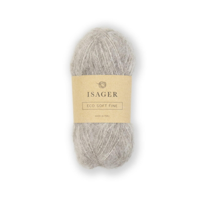 Isager Soft Fine farve E2s – en smuk, lys grå nuance i sin naturlige, ufarvede form, hvor uldens autentiske spil med blødt gråbrune undertoner træder frem. Det bløde og luftige garn i alpaka, silke og yak har en let børstet tekstur, perfekt til tidløse sweatre, sjaler og cardigans.