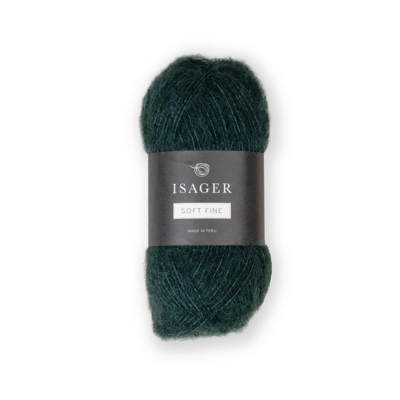 Isager Soft Fine farve 37 – en smuk, dyb flaskegrøn nuance, der bringer naturens elegance ind i dine strikkeprojekter. Det luksuriøse garn i alpaka, silke og yak har en blød, let børstet tekstur, perfekt til tidløse sweatre, sjaler og cardigans.