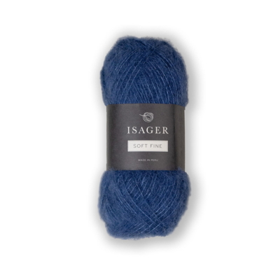 Isager Soft Fine farve 54 – en markant og smuk kongeblå nuance, der tilfører intensitet og dybde til dine strikkeprojekter. Det bløde og luftige garn i alpaka, silke og yak skaber en let børstet tekstur, perfekt til elegante sweatre, sjaler og accessories.
