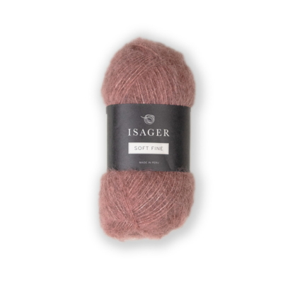 Isager Soft Fine farve 62 – en smuk gammelrosa nuance, der tilfører et feminint og elegant touch til dine strikkeprojekter. Det bløde og luftige garn i alpaka, silke og yak har en let børstet tekstur, perfekt til romantiske sweatre, sjaler og cardigans.