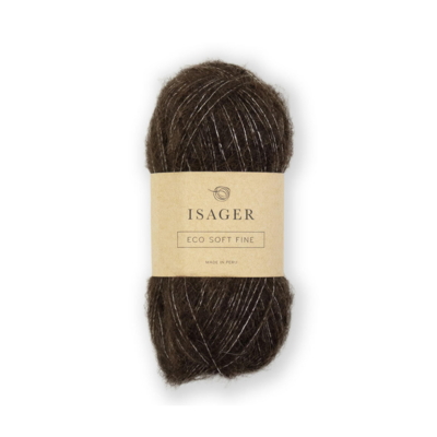 Isager Soft Fine farve E8s – en dyb, naturlig mørkebrun nuance, helt ufarvet for at bevare uldens autentiske varme og spil. Det bløde og luftige garn i alpaka, silke og yak har en let børstet tekstur, perfekt til klassiske sweatre, sjaler og cardigans.