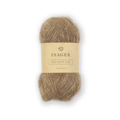 Isager Soft Fine farve E7s – en smuk, naturlig mellembrun nuance med et varmt camel-brunt skær. Denne ufarvede variant lader uldens autentiske spil træde frem. Det bløde og luftige garn i alpaka, silke og yak har en let børstet tekstur, perfekt til tidløse sweatre, sjaler og cardigans.