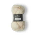 Isager Silk Mohair 0 Lys beige har en grå-rosa undertone og er derfor ikke helt hvid.