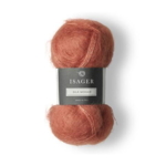 En meget fin, koralrød nuance får du med Isager Silk Mohair 28