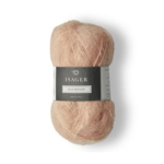 En fin pudderrosa nuance får du med Isager Silk Mohair 62