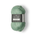 Isager Silk Mohair 67 Aquagrøn. Tidligere hed den 'Mørk mint', men hos Knit Sisters' Studio mener vi, at aqua er en mere dækkende betegnelse for dem smukke farve.