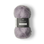 Den syrenlilla Isager Silk Mohair har en grålig undertone, der gør den let afdæmpet i nuancen - og dermed også mere klassisk anvendelig end en klar lilla.