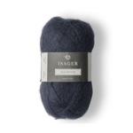 En klassisk marineblå silkemohair får du med denne Isager Silk Mohair 100. Forvent en meget smuk, dybblå nuance.